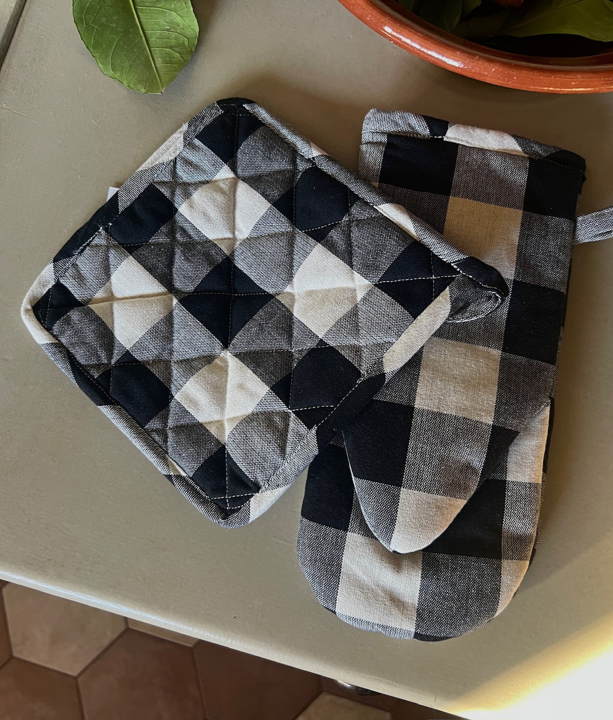 Pot holder checked b/w